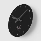 Elegante Moderne Zwarte Blush Roze Script Monogram Ronde Klok (Hoek)
