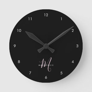 Elegante Moderne Zwarte Blush Roze Script Monogram Ronde Klok