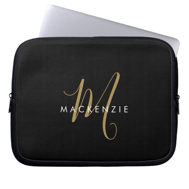 Elegante Moderne Zwarte Gouden Script Monogram Laptop Sleeve (Voorkant)