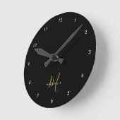 Elegante Moderne Zwarte Gouden Script Monogram Ronde Klok (Hoek)