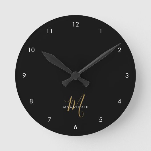 Elegante Moderne Zwarte Gouden Script Monogram Ronde Klok (Voorkant)