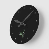 Elegante Moderne Zwarte Groene Script Monogram Ronde Klok (Hoek)
