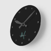 Elegante Moderne Zwarte Teal Script Monogram Ronde Klok (Hoek)