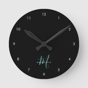 Elegante Moderne Zwarte Teal Script Monogram Ronde Klok