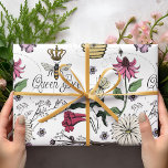 Elegante Moederdag Queen Bee and Flowers Cadeaupapier<br><div class="desc">Maak uw geschenken geschikt voor royalty met onze prachtige elegante "Mother's Day Queen Bee and Flowers Wrapping Paper". Dit elegante ontwerp, handgetekend door Nathalie Portet in rijke zwarte inkt en met levendige kleuren, bevat gedetailleerde weergaven van een majestueuze bijenkoningin, een kroon die boven haar zweeft, omringd door delicate kersenbloesems, hibiscus,...</div>
