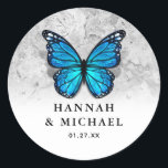 Elegante Monarch Sjabloon Blue Butterfly Wedding Ronde Sticker<br><div class="desc">Opmerking: De vlinder kan op deze elegante, unieke doe-het-zelf-sjabloon worden veranderd in elke kleur van de regenboog. Creëer je eigen stickers voor een magische feest waar deze tuin schoonheden brengen vreugde. De originele kunst van Raphaela Wilson toont een grote 3D-monarchvlinder in blauwe waterverf, maar deze kleur kan in elke tint...</div>