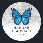 Elegante Monarch Sjabloon Blue Butterfly Wedding Ronde Sticker<br><div class="desc">Opmerking: De vlinder kan op deze elegante, unieke doe-het-zelf-sjabloon worden veranderd in elke kleur van de regenboog. Creëer je eigen stickers voor een magische feest waar deze tuin schoonheden brengen vreugde. De originele kunst van Raphaela Wilson toont een grote 3D-monarchvlinder in blauwe waterverf, maar deze kleur kan in elke tint...</div>