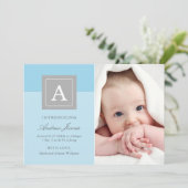 Elegante Monogram Blok Baby Jongen Hemelblauwe Geb Aankondiging (Staand voorkant)