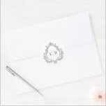 Elegante  Monogram Crest Wedding Logo Ronde Sticker<br><div class="desc">Een klassieke elegante bruiloft sticker met een decoratieve Victoriaans kam met de bruid en bruidegom monogram initialen. Het heeft een luxe uitstraling met zijn formele kam die dient als een bruiloft logo voor de bruid en bruidegom. Het monochromatische kleurenschema in zwart-wit is een populaire keuze om te mengen met uw...</div>