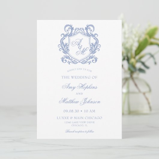 Elegante Monogram Dusty Blue Crest Wedding Kaart (Staand voorkant)