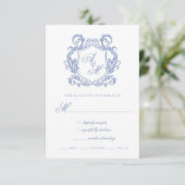 Elegante Monogram Dusty Blue Crest Wedding RSVP Kaartje (Staand voorkant)