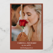 Elegante Monogram Foto Bruidsboeket Bruiloft  Folie Uitnodiging (Achterkant)