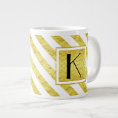 Elegante Monogram Gouden Strepen Grote Koffiekop (Voorkant rechts)
