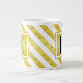Elegante Monogram Gouden Strepen Grote Koffiekop (Voorkant)