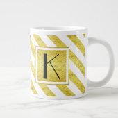 Elegante Monogram Gouden Strepen Grote Koffiekop (Rechts)