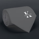 Elegante Monogram Grijs | Wit Stropdas<br><div class="desc">Een elegante stropdas met een krachtig wit monogram op een zilvergrijze achtergrond. Bovenop dit monogram staat je voor- of achternaam in hoofdletters gespeld.</div>