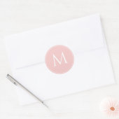 Elegante monogram initiaal in pastelroze ronde sticker (Envelop)