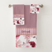 Elegante Monogram Naam Roze Bourgogne Bloemen Stre Bad Handdoek (Insitu)