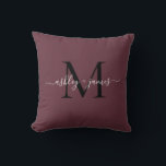 Elegante Monogram Roodgeschreven Namen Trouwdag Kussen<br><div class="desc">Chique monogram opbergkussen met jullie namen en monogram in witte elegante handgeschreven kalligrafie en zwarte moderne typografie op een rode achtergrond. Voeg eenvoudig jullie namen en monogram toe. Exclusief voor jullie ontworpen door Happy Dolphin Studio. Als jullie hulp nodig hebben of bijpassende producten, neem dan contact met ons op via...</div>