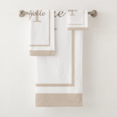 Elegante Monogram Script Naam Met Rand Bad Handdoek (Insitu)
