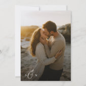 Elegante Monogram Strand Sunset Foto Budget Huweli Kaart (Achterkant)