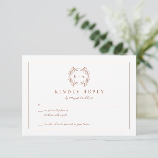Elegante Monogram Terracota Wedding RSVP Kaart (Staand voorkant)