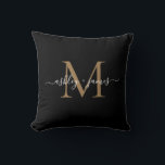 Elegante Monogram Zwart Goud Script Namen Huwelijk Kussen<br><div class="desc">Chique monogrammed aandenken kussen met uw namen en monogram in wit elegante handgeschreven script kalligrafie en goud moderne typografie op een zwarte achtergrond. Voeg eenvoudig uw namen en monogram toe. Exclusief voor u ontworpen door Happy Dolphin Studio. Als u hulp of bijpassende producten nodig heeft, neem dan contact met ons...</div>