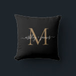 Elegante Monogram Zwart Goud Script Namen Huwelijk Kussen<br><div class="desc">Chique monogrammed aandenken kussen met uw namen en monogram in wit elegante handgeschreven script kalligrafie en goud moderne typografie op een zwarte achtergrond. Voeg eenvoudig uw namen en monogram toe. Exclusief voor u ontworpen door Happy Dolphin Studio. Als u hulp of bijpassende producten nodig heeft, neem dan contact met ons...</div>