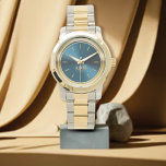 Elegante Monogrammed Gouden Blauw Metallic Horloge<br><div class="desc">Elegante Monogrammed Gold Blue Metallic. Dit sierlijke en eigentijdse horloge is ontworpen met een naamscripttypografie in combinatie met een witte gouden typografie op een chique gouden geborstelde metallic achtergrond en heeft ruimte voor u om jouw naam te schrijven, de naam van het monogram kan gemakkelijk worden gepersonaliseerd om een ontwerp...</div>