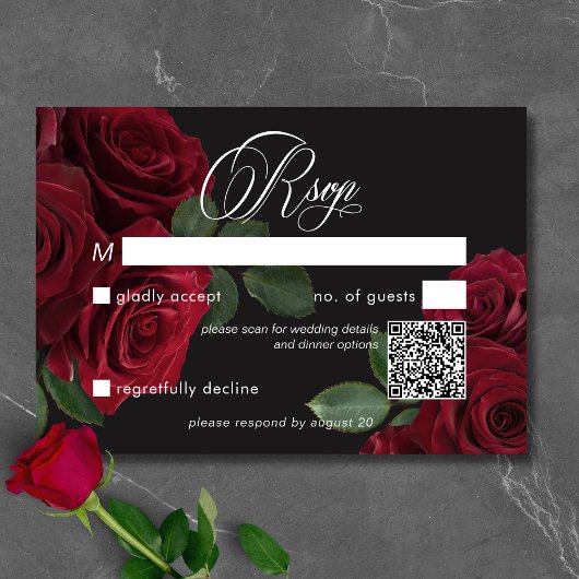 Elegante Moody Blood Red Roses Floral QR-code RSVP Kaartje
