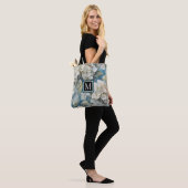 Elegante moody stoffige blauw waterverf bloemen tote bag (Op model)