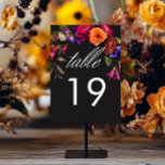 Elegante Moody Vibrant Harvest Bloemen Kaart<br><div class="desc">Omarm de weelderige schoonheid van een bloemenoogst in de herfst met onze boeiende trouwdetails bijsluiterkaart. Een dramatische, maar zachte zwarte achtergrond biedt het perfecte canvas voor een adembenemend realistisch boeket. Stel je een levendige kleurenexplosie voor, met rozen in oranje en donkere magenta, met kleine magenta roze bloemetjes en paarse viooltjes...</div>