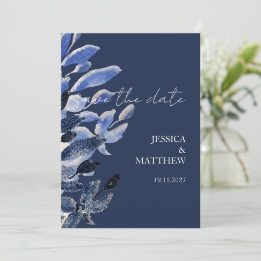 Elegante mooie zwaan in marineblauwe bruiloft save the date (Staand voorkant)