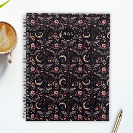 Elegante Motten Bloemen en Manen Mystiek Patroon Planner