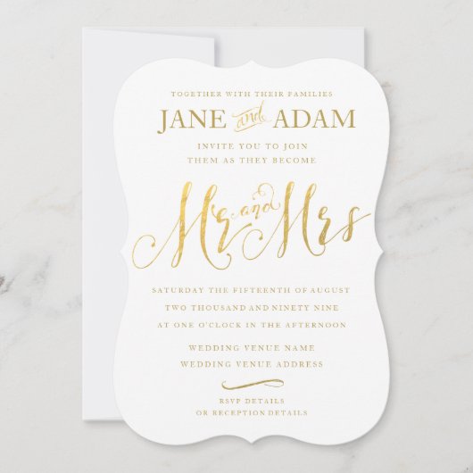 Elegante Mr & Mrs Gold Typografie Bruiloft Uitnodi Kaart (Voorkant)