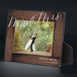 Elegante Mr & Mrs Script rustieke trouwfoto Fotoplaat<br><div class="desc">Dit ontwerp is voorzien van een faux rustieke houten "lijst" en elegante scripttekst. Klik op de knop Aanpassen voor meer flexibiliteit bij het wijzigen van de tekst. Variaties van dit ontwerp, verschillende papiersoorten, evenals coördinerende producten zijn beschikbaar in onze winkel, zazzle.com/store/doodlelulu. Neem contact met ons op als u dit ontwerp...</div>
