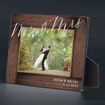 Elegante Mr & Mrs Script rustieke trouwfoto Fotoplaat<br><div class="desc">Dit ontwerp is voorzien van een faux rustieke houten "lijst" en elegante scripttekst. Klik op de knop Aanpassen voor meer flexibiliteit bij het wijzigen van de tekst. Variaties van dit ontwerp, verschillende papiersoorten, evenals coördinerende producten zijn beschikbaar in onze winkel, zazzle.com/store/doodlelulu. Neem contact met ons op als u dit ontwerp...</div>