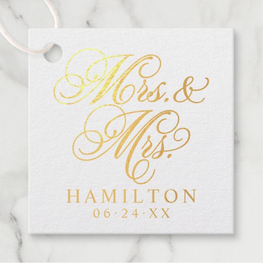 Elegante Mrs en Mrs Script Monogram Huwelijk Bedankjes Labels (Voorkant)