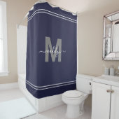 Elegante naammonogram in marineblauw douchegordijn (In situ)