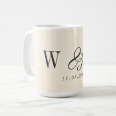 Elegante natuurlijke crème initiaal bruidsparen koffiemok (Voorkant links)