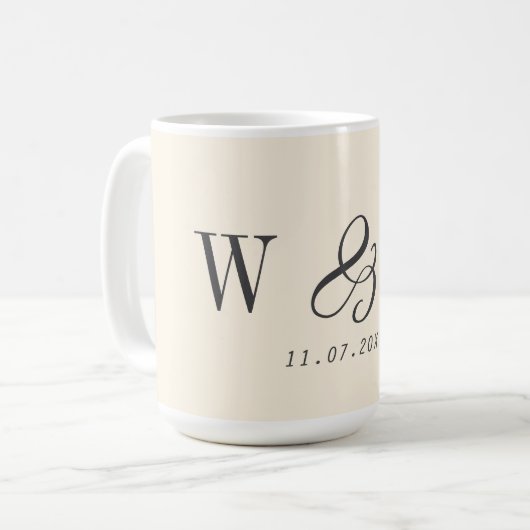 Elegante natuurlijke crème initiaal bruidsparen koffiemok (Voorkant links)