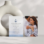 Elegante nautische bruiloft sparen de datum briefkaart<br><div class="desc">Blauw nautisch thema ontwerp met een mooie foto van het paar. U kunt de tekst en kleuren bewerken.</div>