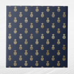 Elegante Navy Blauw Gouden Ananas Tegeltje<br><div class="desc">Navy Blue tegel met gouden ananas. Hex code voor marineblauw is #202A44.</div>