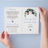 Elegante Navy Blauwe Blush Bloemen Trouwprogramma Flyer (Hand)
