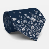 Elegante Navy Blauwe Das met Witte Bloemaccenten (Opgerold)