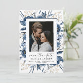 Elegante Navy Blauwe Script Foto Bloem Bruiloft Save The Date (Staand voorkant)