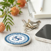 Elegante Navy Blauwe Witte Kant Monogram Naam Sleutelhanger (Zijkant)