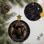 Elegante Navy Blue Christmas Photo Ornament<br><div class="desc">Leg de magie van kerst vast met dit Classy Merry Christmas Round Photo-Ornament op een marineblauwe achtergrond met kleine sterren / sneeuwvlokken-achtige patronen. Vervang de foto door de foto van jezelf of je familie / echtpaar om deze liefste herinnering te personaliseren. U kunt alle tekst bijwerken. U vindt bijpassende items...</div>