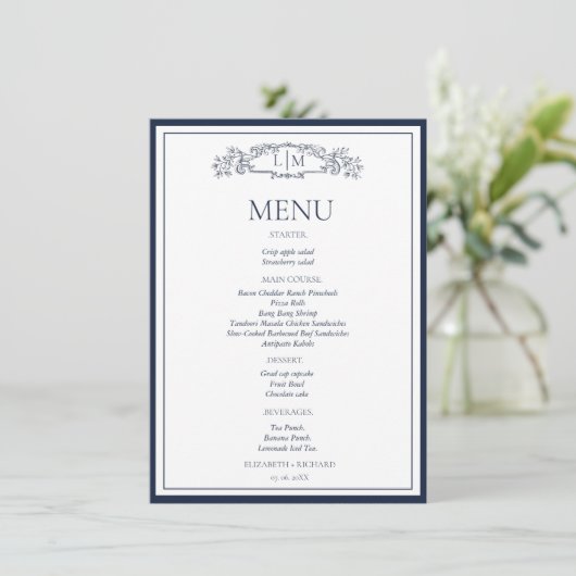 Elegante Navy Blue Crest Botanische Monogram Huwel Menu (Staand voorkant)