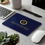 Elegante Navy Blue Leather Luxury Gold ROUND Logo Muismat<br><div class="desc">Verbeter uw werkruimte met deze premium NAVY blauw leren print muismat, ontworpen om stijl en functionaliteit te combineren. Met een luxe gouden logo en de mogelijkheid om twee regels aangepaste tekst toe te voegen, is dit muismatje ideaal voor het personaliseren met jouw naam, bedrijf, bedrijf of andere gegevens van uw...</div>
